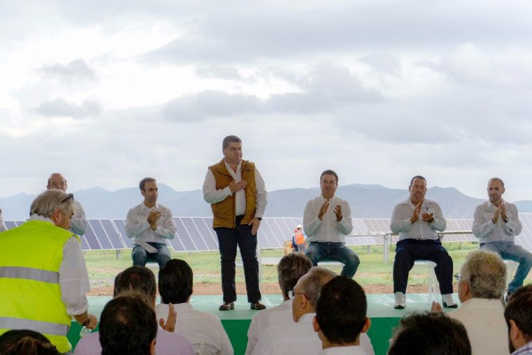 Encabeza gobernador colocación del último panel del Parque Fotovoltaico en Viesca