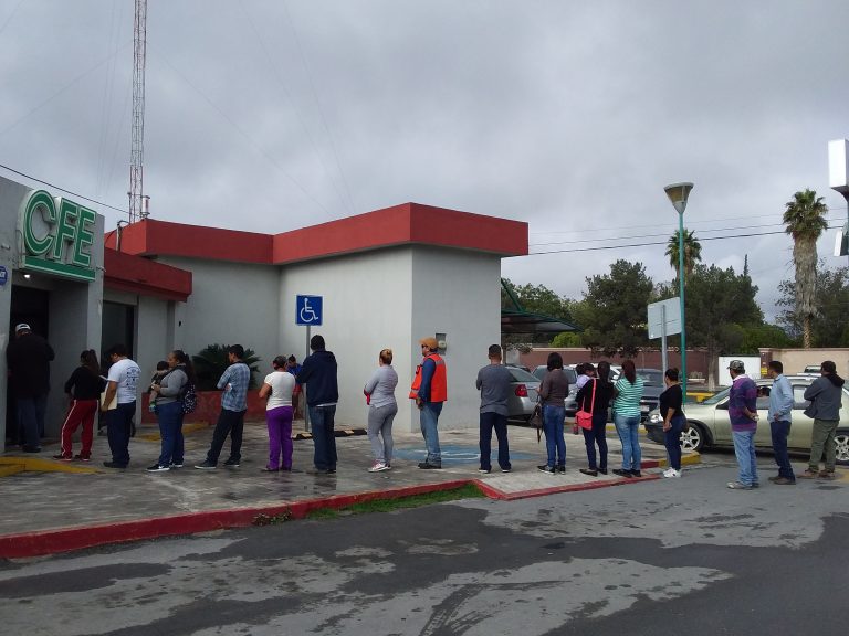 Fila extra larga para el pago de la luz en Ramos