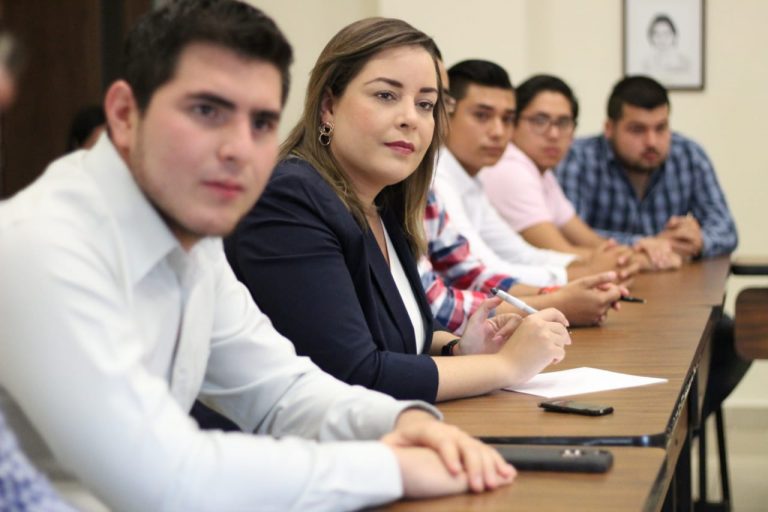 Sostiene encuentro con jóvenes universitarios la senadora Verónica Martínez