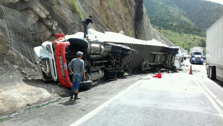 Otro accidente en «Los Chorros»… tráiler se queda sin frenos y derrama la carga