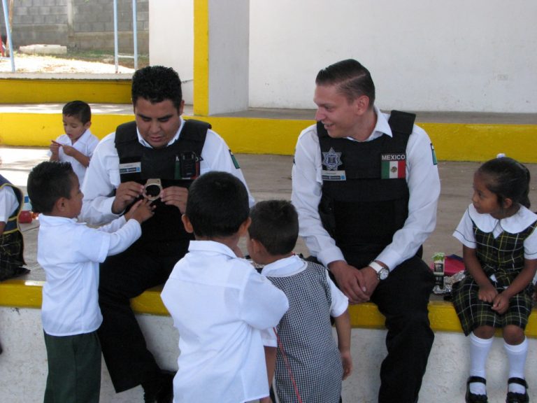 Hacen policías acciones diarias de proximidad social