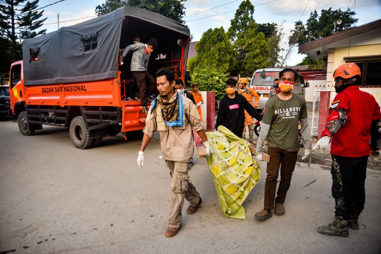 Asciende a 832 la cifra de muertos por sismos y tsunami en Indonesia mientras continúan labores de rescate