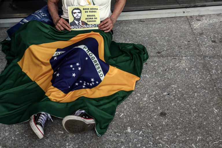 Candidato brasileño Bolsonaro se recupera tras ser operado de urgencia 