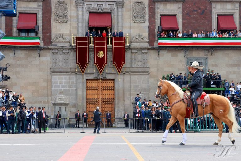 Charro saltillense encabeza el desfile nacional