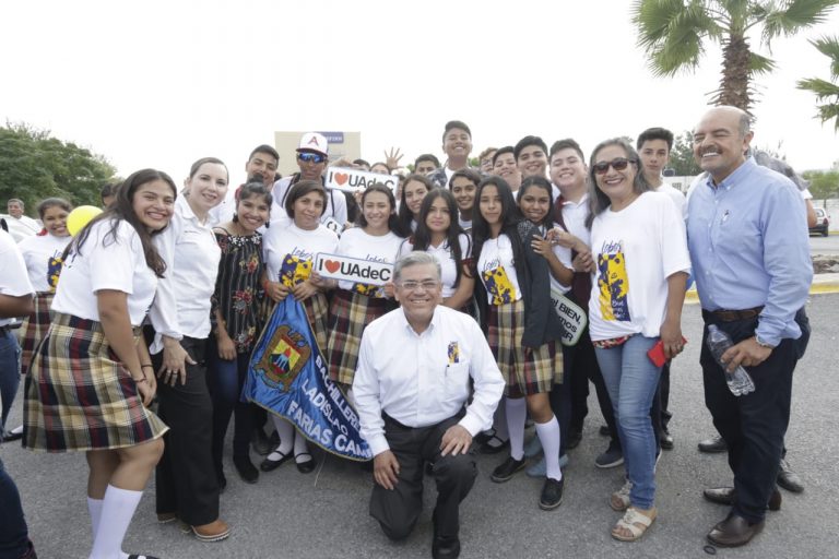 Con desfile dan bienvenida a alumnos de nuevo ingreso de la Unidad Norte de la UA de C