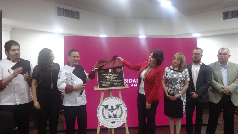 Devela Universidad Vizcaya de las Américas Campus Saltillo placa por reconocimiento internacional