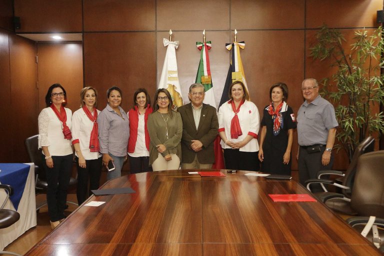 Entrega UA de C donativo al Patronato de la Cruz Roja