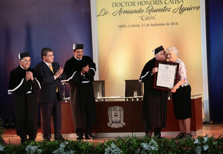 Entregan título de “Doctor Honoris Causa” a Armando Fuentes Aguirre