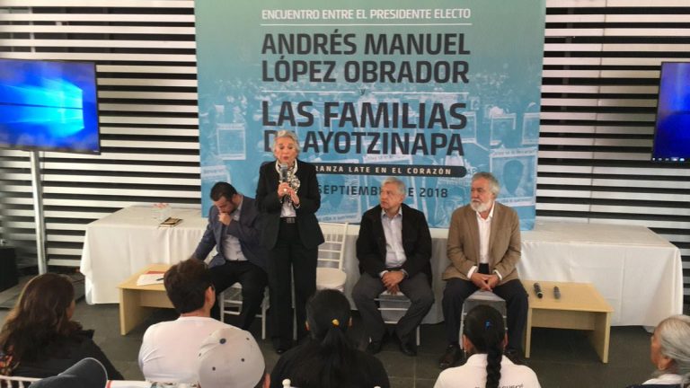 Escucha López Obrador a familiares de los 43 de Ayotzinapa