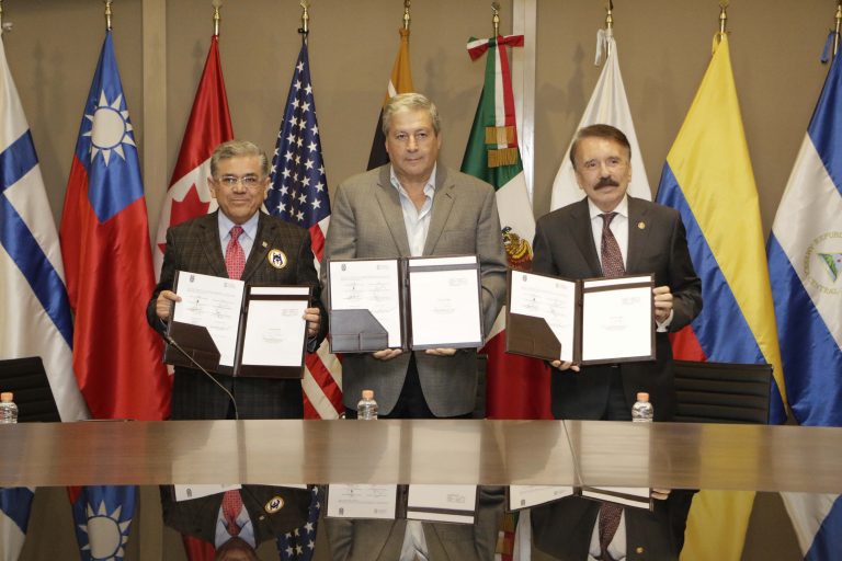 Firman primer convenio de colaboración la UA de C y el IPN