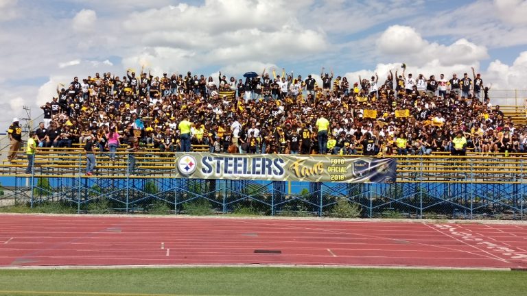 Se toman fans de Acereros de Pittsburgh foto oficial previo al inicio de temporada de la NFL