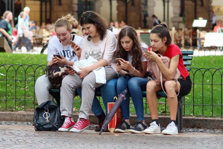 Francia prohíbe el uso de celulares en escuelas