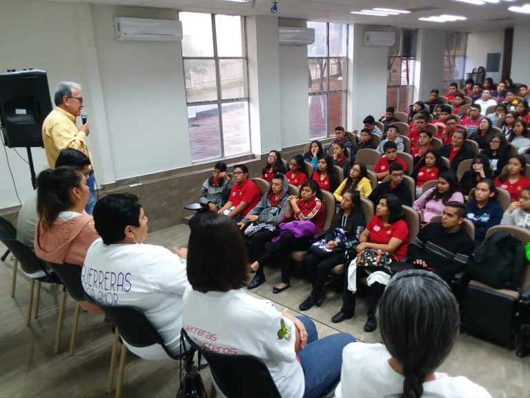 Guerreras por la vida dan plática en Ateneo Fuente