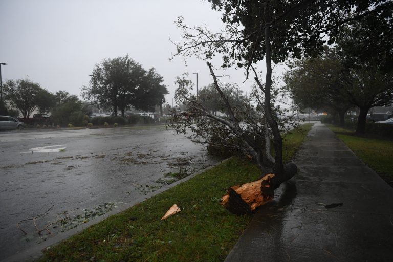 Huracán Florence deja tres muertos en costa este de EU
