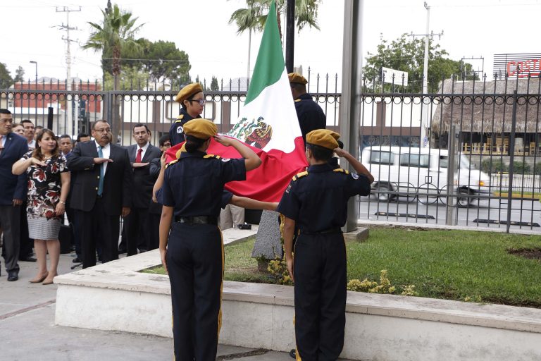 Para iniciar los festejos del mes de la patria, izan bandera a toda asta en la explanada de Rectoría de la UA de C