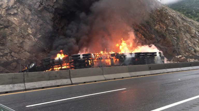 Paraliza choque e incendio de tráileres la carretera «Los Chorros»