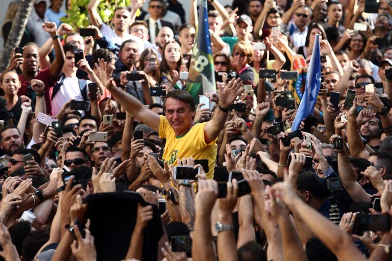 Policía brasileña investiga a tres personas por ataque a Bolsonaro 