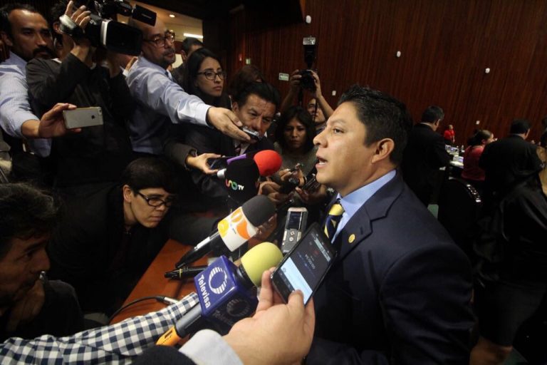 PRD pide reducción real del 50% en salario de diputados