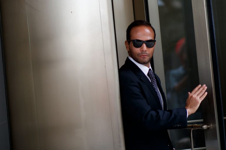 Sentencian a ex asesor de campaña de Trump a 14 días de cárcel por mentir a FBI 