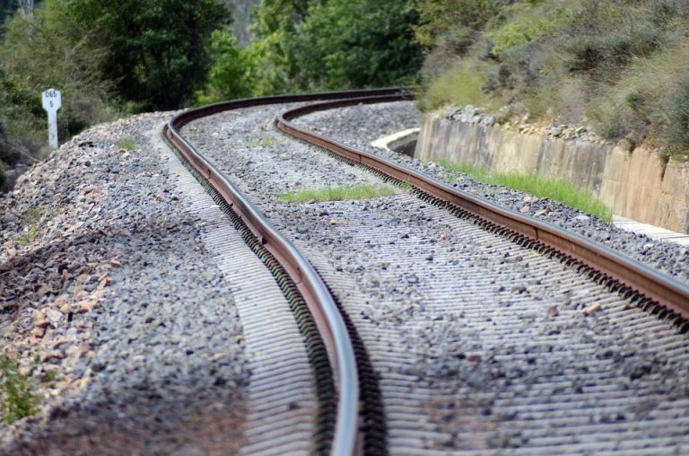 Al menos 50 personas podrían haber muerto tras ser arrolladas por tren en la India