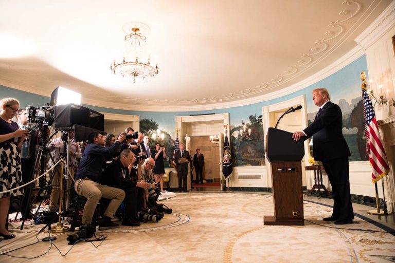 Trump niega número de muertos por huracán María en Puerto Rico