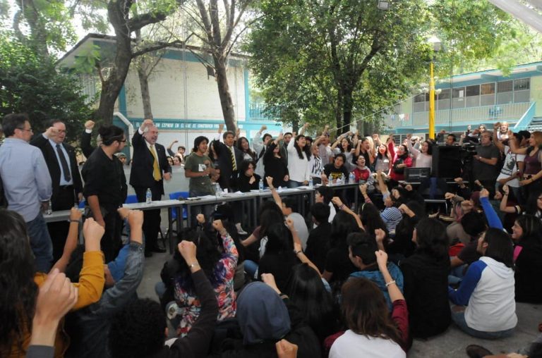 UNAM acepta demandas del CCH Azcapotzalco y firma pliego petitorio