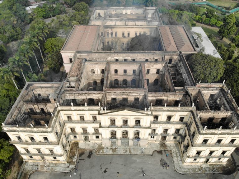 Ven globo aerostático o cortocircuito como causa de incendio en Museo Nacional de Brasil 