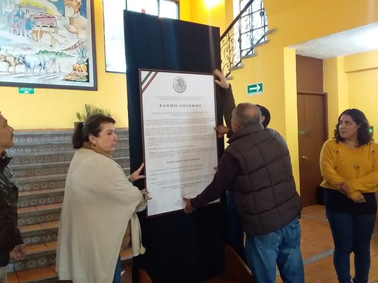 Colocan en el Ayuntamiento bando solemne del presidente electo