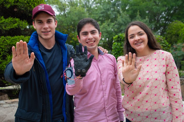 Alumnos del Tec de Monterrey campus Saltillo desarrollan guante con sensores para ayudar a invidentes