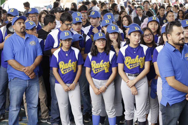 Entrega Hernández Vélez material y uniformes deportivos