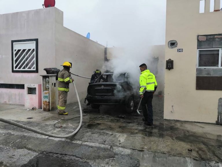 Se incendia automóvil en la colonia Villa Sol