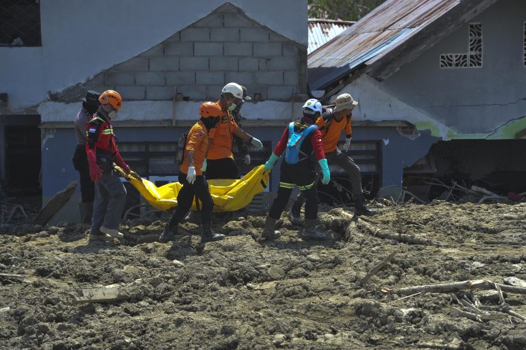 A un día de que concluya operación de búsqueda, la cifra muertos por sismos y tsunami en Indonesia sigue aumentando