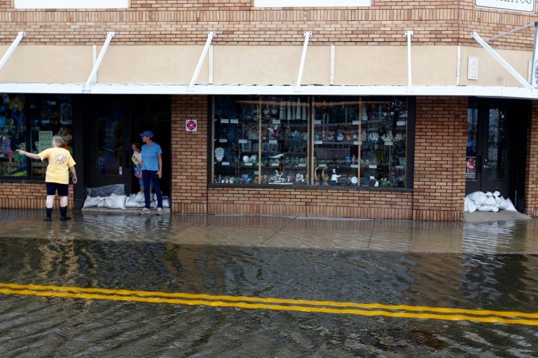 Al menos dos muertos tras el paso del huracán Michael en sureste de Estados Unidos 