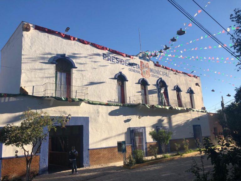 Alcalde de General Cepeda pinta la Presidencia con los colores del PAN