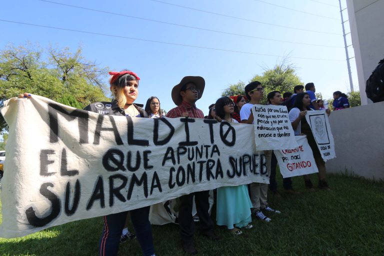 Alumnos de la UA de C conmemoran el 2 de Octubre de 1968