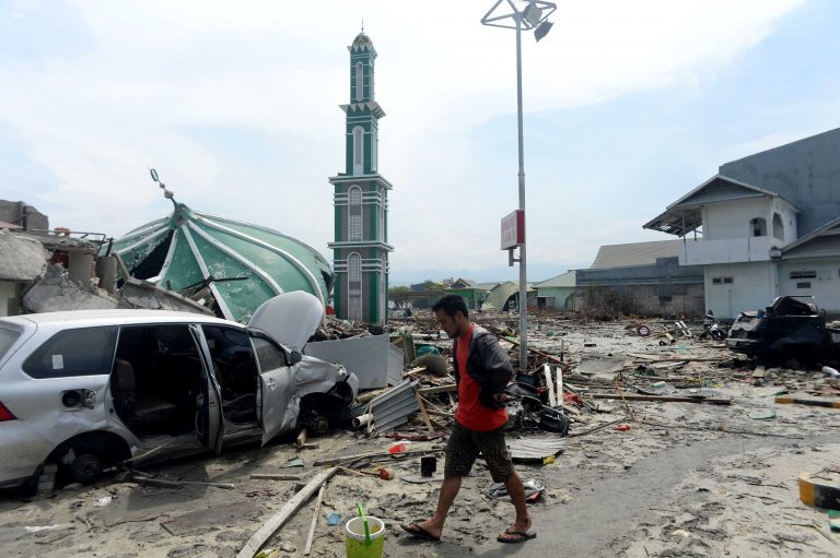 Ascienden a 1 571 los muertos por terremotos y tsunami Indonesia