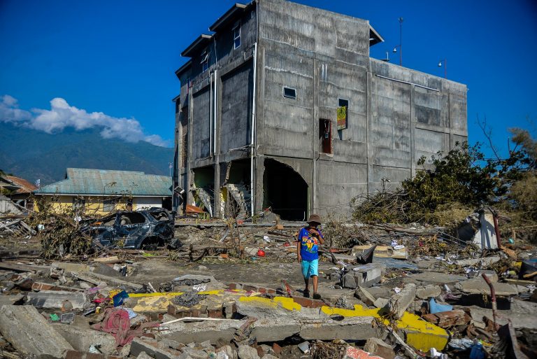 Ascienden a más de 60 mil desplazados por sismos y tsunami en Indonesia