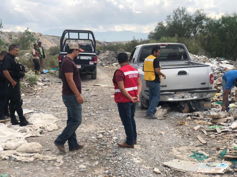 Autoridades captan a operario tirando escombro en arroyo