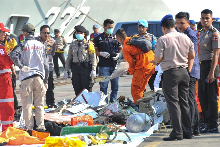 Avión indonesio siniestrado se desintegró debido a fuerte impacto contra superficie del agua, según autoridades 