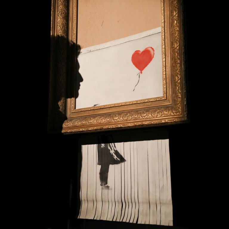 Banksy admite que la autodestrucción de su obra no salió según lo planeado