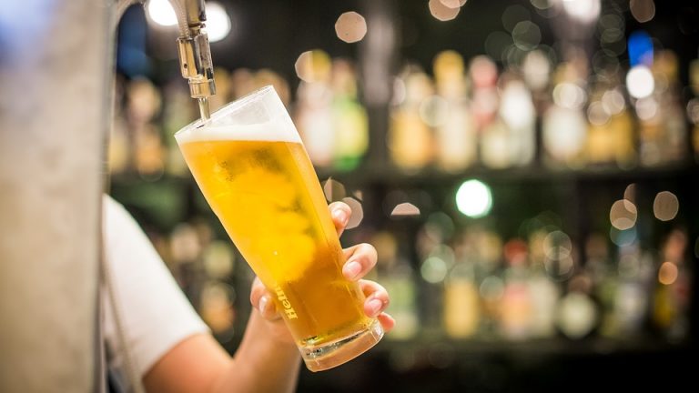 Cambio climático podría provocar escasez de cerveza, advierte estudio británico 