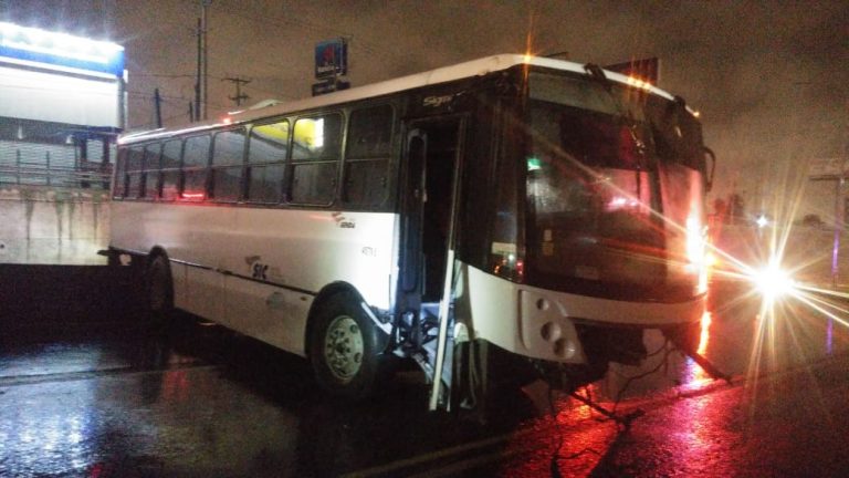 Camión de transporte de personal arrasa con todo a su paso sobre el periférico