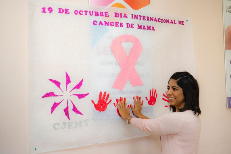 Centro de Justicia de la Mujer realiza actividad para conmemorar Día Mundial de la Lucha contra el Cáncer de Mama