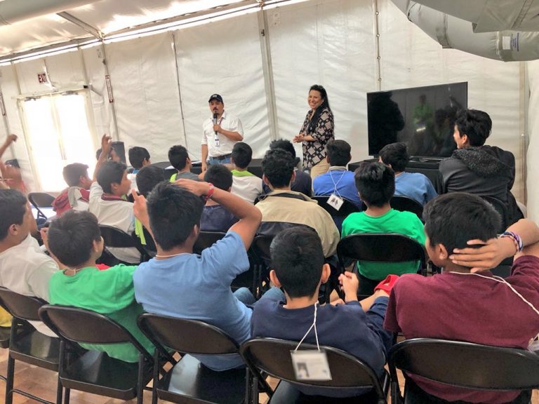 Centro de detención de niños migrantes ya rebasa las 100 carpas en desierto de EU