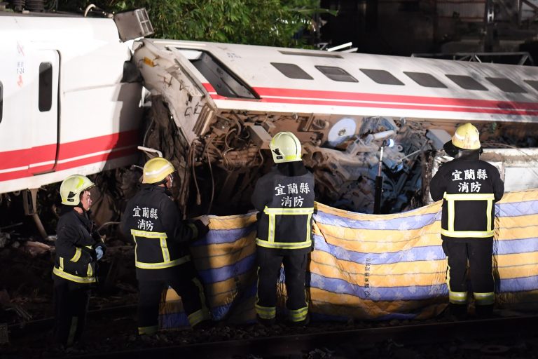 Descarrila tren en Taiwan y deja al menos 18 muertos y 164 heridos