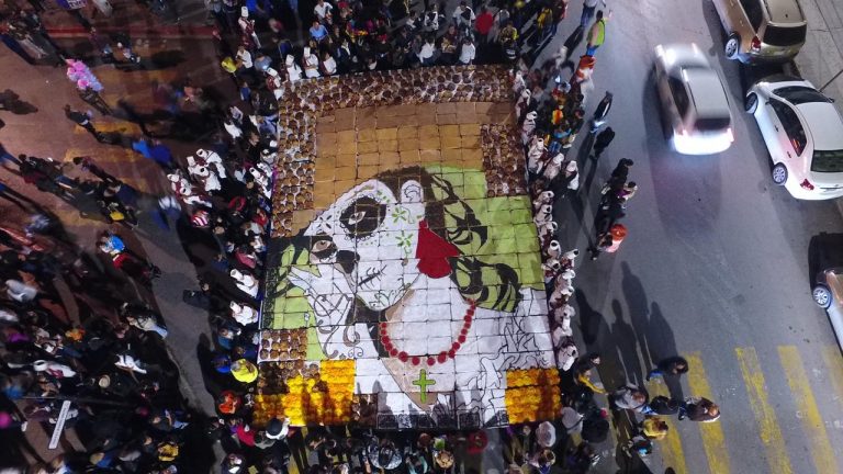 Elaboran alumnos de Universidad Vizcaya monumental pan de muerto