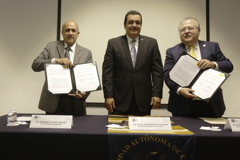 Firma Facultad de Medicina de la UA de C convenio con la UDEM