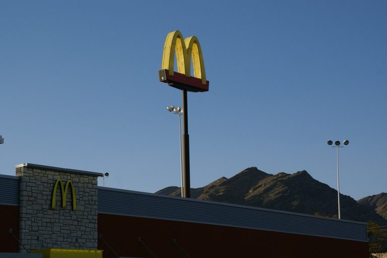 McDonald’s le niega bebidas a bomberos que combatían incendio