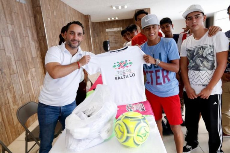 Premian a futbolistas del torneo Que se arme la reta por Saltillo