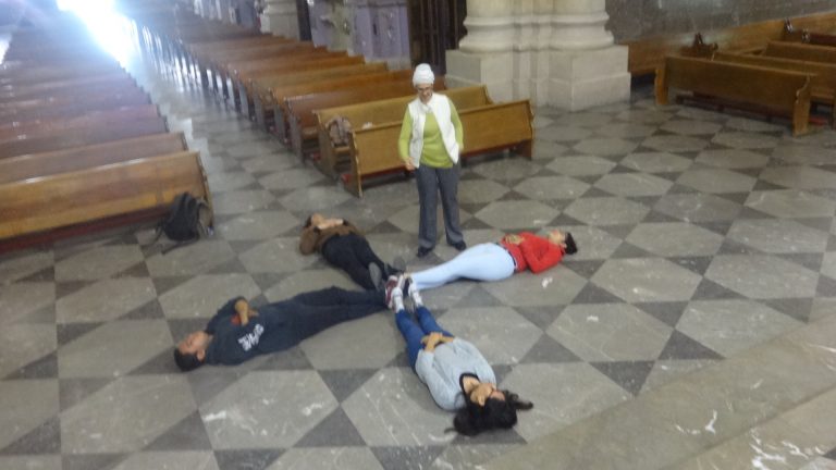 Realizan alumnos de la Escuela de Artes Plásticas de la UA de C recorrido educativo por la Catedral de Saltillo